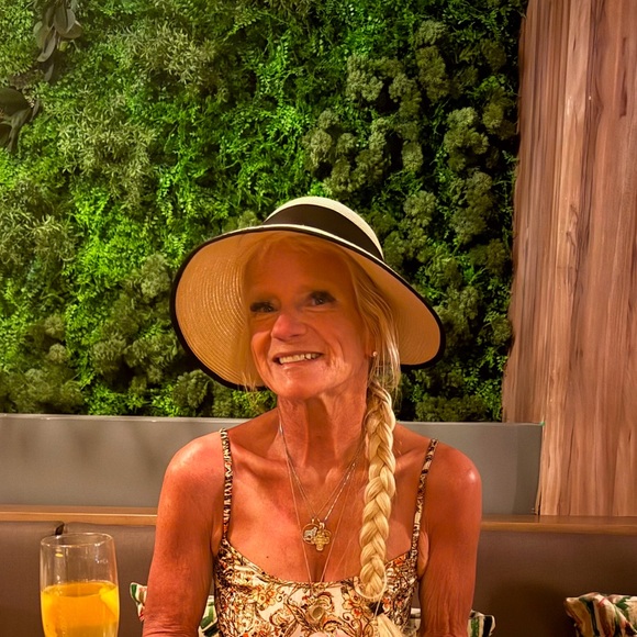 Meet your Posher, Carol - Picture 3 of 3